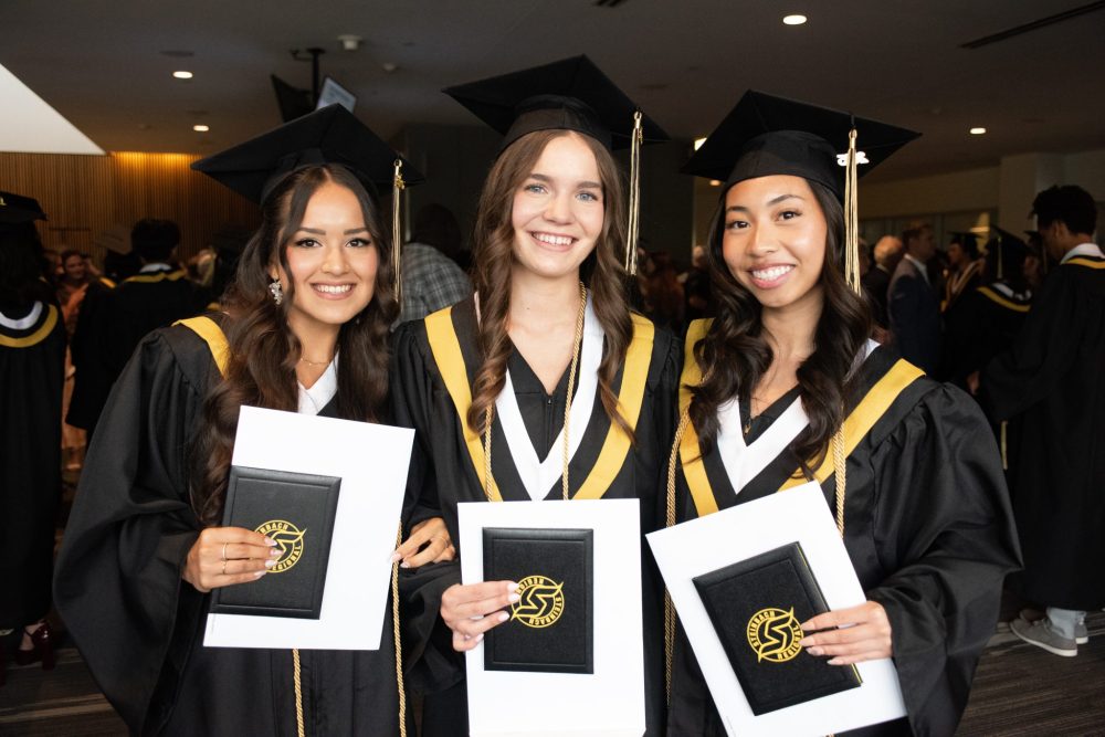 SVJETLANA MLINAREVIC THE CARILLON
Steinbach Regional Secondary School graduates Rosia Rempel (left), Katelyn Duerksen, and Samantha Carganillo were all smiles after thier graduation ceremony at the Winnipeg Convention Centre on June 24, 2025.