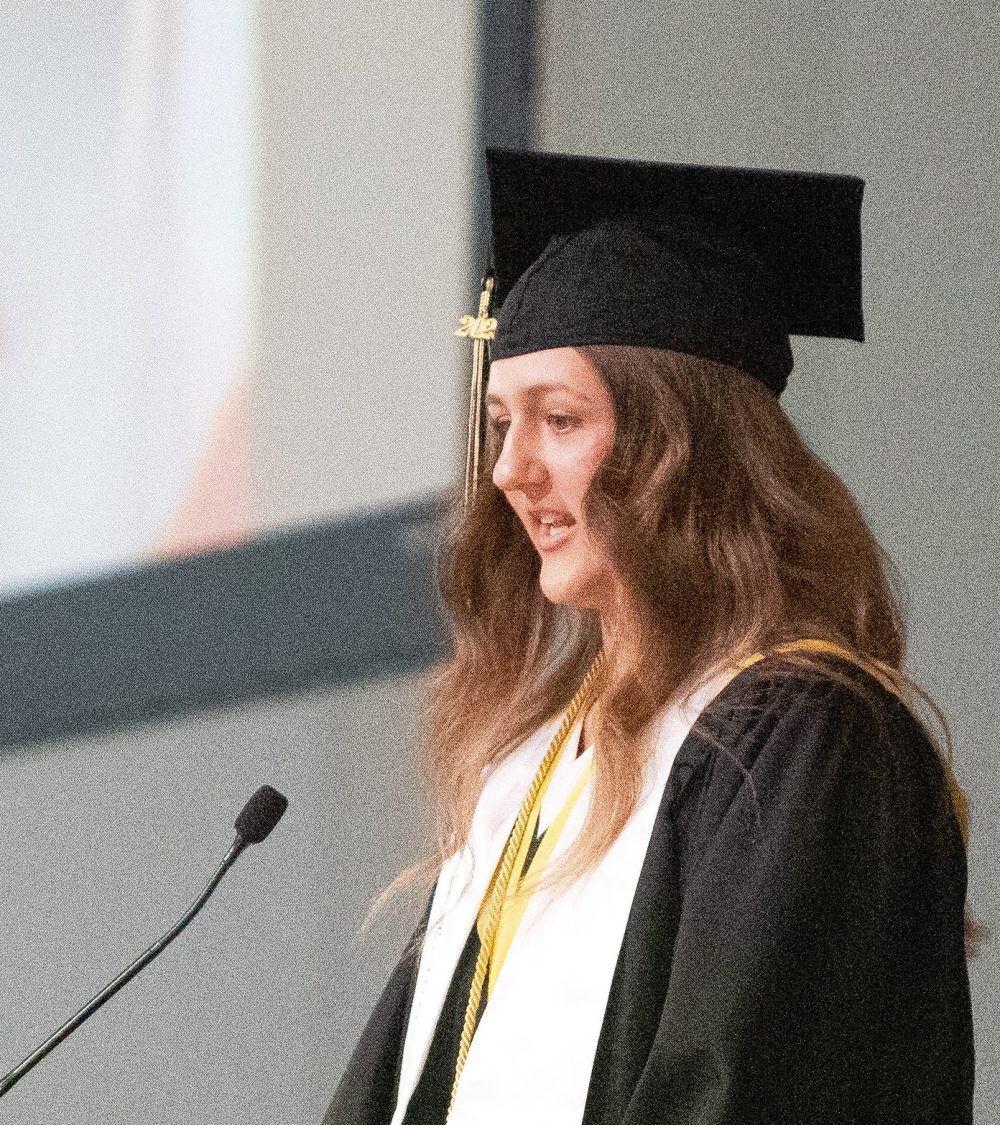 SVJETLANA MLINAREVIC THE CARILLON
Steinbach Regional Secondary School valedictorian Lily Anderson gives her address during the graduation ceremony at the Winnipeg Convention Centre on June 24, 2025. Anderson played on the school basketball tram and is a leader of the Shoot to Inspire basketball camp. She was involved in school leadership as a member of the Link Crew and student grad committee. She was involved in the SRSS Special Olympics and best buddies programs. She plans on attending Providence University College to pursue studies in interdisciplinary arts.