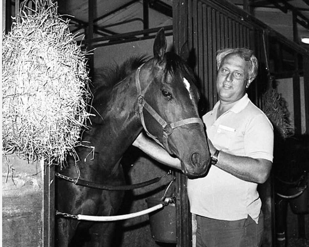 John Berger puts a halter on Koleanla at the stables at Assiniboia Downs where the three-year-old won the Countess of Dufferin Stakes. (Carillon Archives)