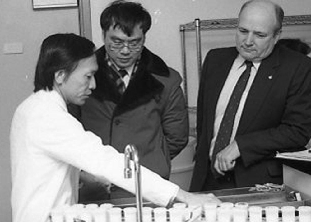 CARILLON ARCHIVES
A technical expert explains component milk testing, which determines the price paid to producers, to an Ault Dairies representative and Louis Balcaen of Dairy Farmers of Canada.