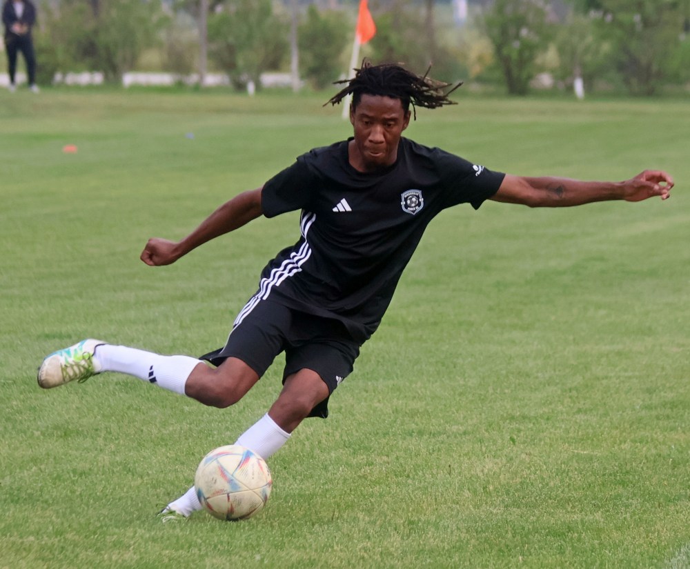 A Niverville Force player looks to cross the ball during the team's 5-3 loss to Grant Park June 12. With long grass, Grant Park took advantage of their strength in the air, using longer crosses and passes to generate offense. (Cassidy Dankochik The Carillon)