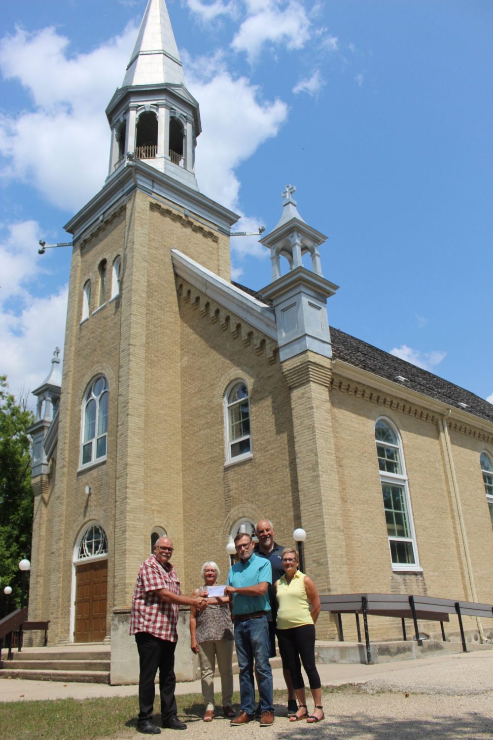 CHRIS GAREAU THE CARILLON
La Broquerie St Joachim Roman Catholic Church restoration committee president Lucien Grenier, secretary Lucille Bisson, Plett Foundation chair Royden Loewen, church board member Henri Turenne and treasurer Carmelle MacNeil.