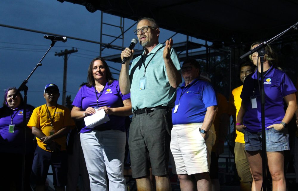 CHRIS GAREAU THE CARILLON
Steinbach Mayor Earl Funk congratulates volunteers.
