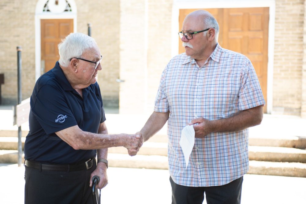 SVJETLANA MLINAREVIC THE CARILLON
Russel Edwards (left) shakes hands with Lucien Grenier, preident of Le Committee du 125, after presenting a $10,000 cheque on July 4, 2025 to the Paroisse St Joachim for its renovations. The La Broquerie church has been fundraising for the past eight months and has amassed $500,000 in donations, grants, and in-kind donations. The church has been a gathering place for La Broquerie residents for almost 125 years.
