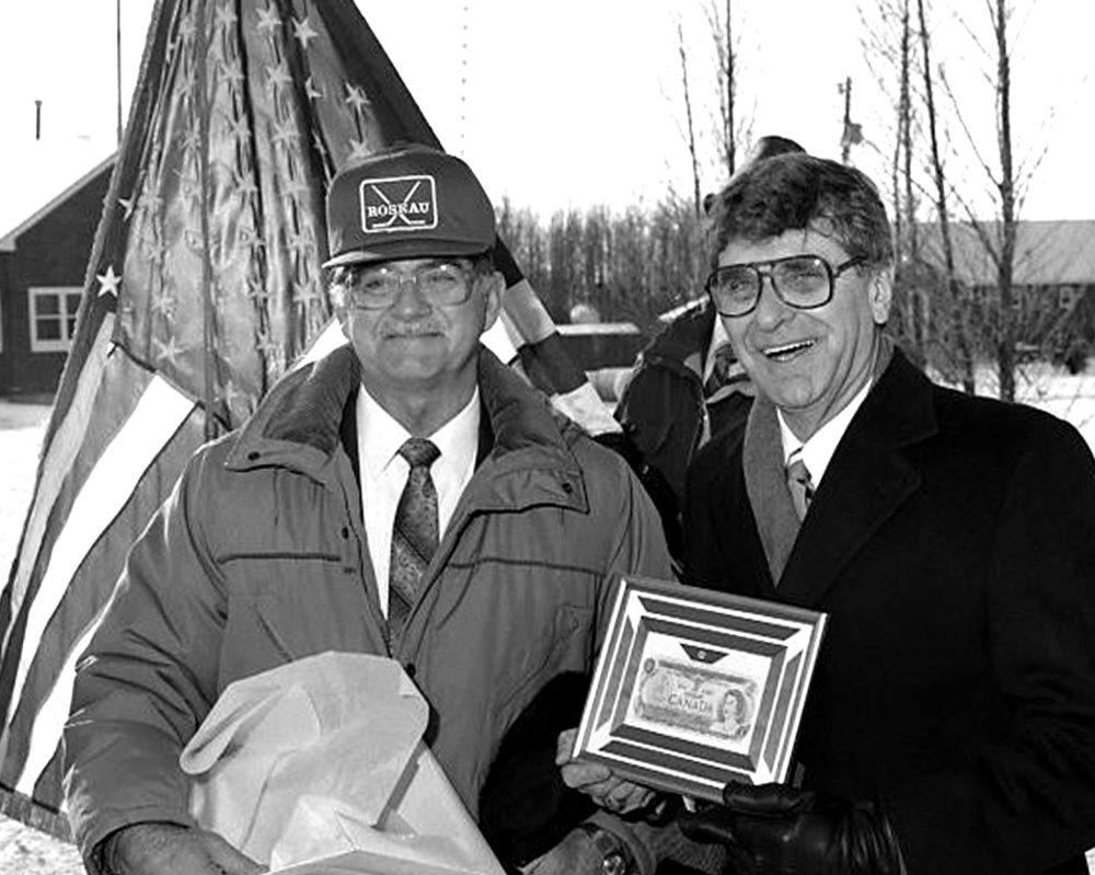 CARILLON ARCHIVES
Piney reeve William Tkachuk and Roseau mayor Bernie Burggraf exchange symbolic gifts at the international border as Canada and the United States officially sign the free trade agreement.