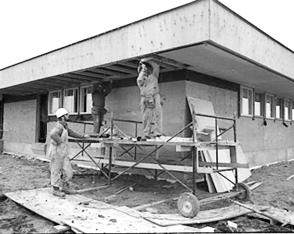 CARILLON ARCHIVES
Construction foreman Henry Plett chats with Dick Klassen and Dave Brandt as they work on the eaves of the new Kindale Occupational Centre going up in Steinbach’s Industrial Park.