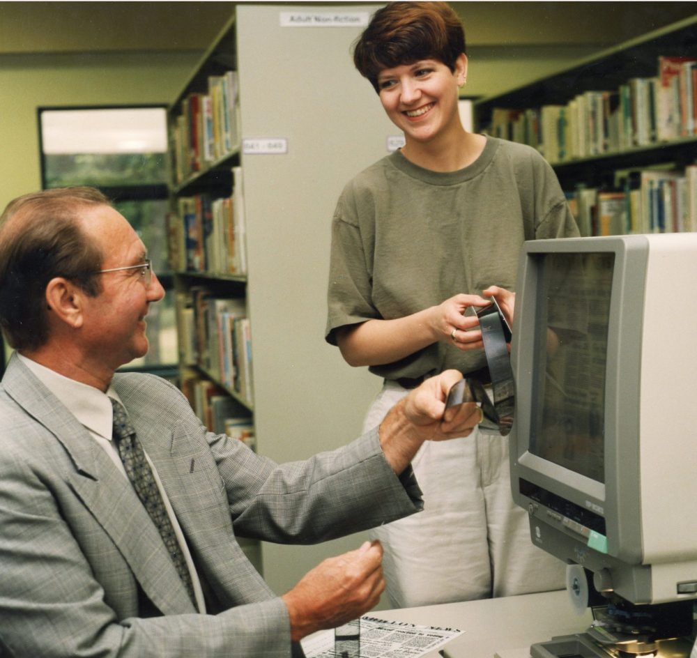 CARILLON ARCHIVES
Steinbach librarian Irmy Nikkel gives Rick Derksen of Derksen Printers a few pointers on how to use the new microfilm reader the company donated to the Jake Epp Library.