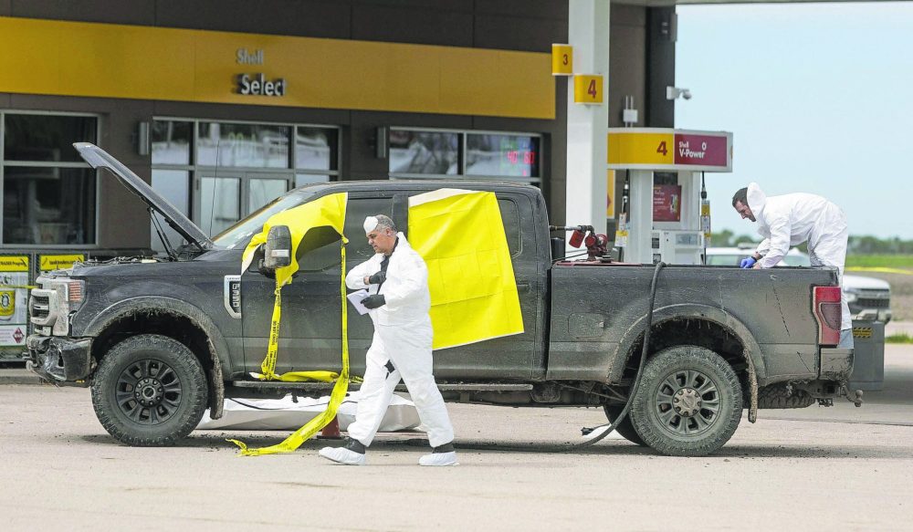MIKE DEAL / FREE PRESS ARCHIVES
RCMP forensics officers prepare to document the scene of the shooting outside the Shell gas station in Niverville.