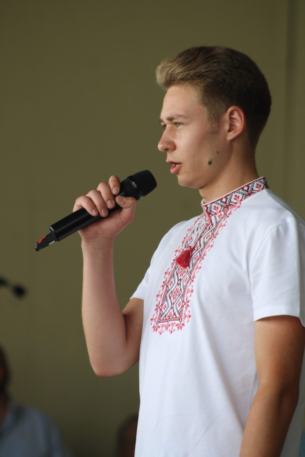 GREG VANDERMEULEN THE CARILLON
Bohdan Hoi sang the Canadian and Ukrainian national anthems.