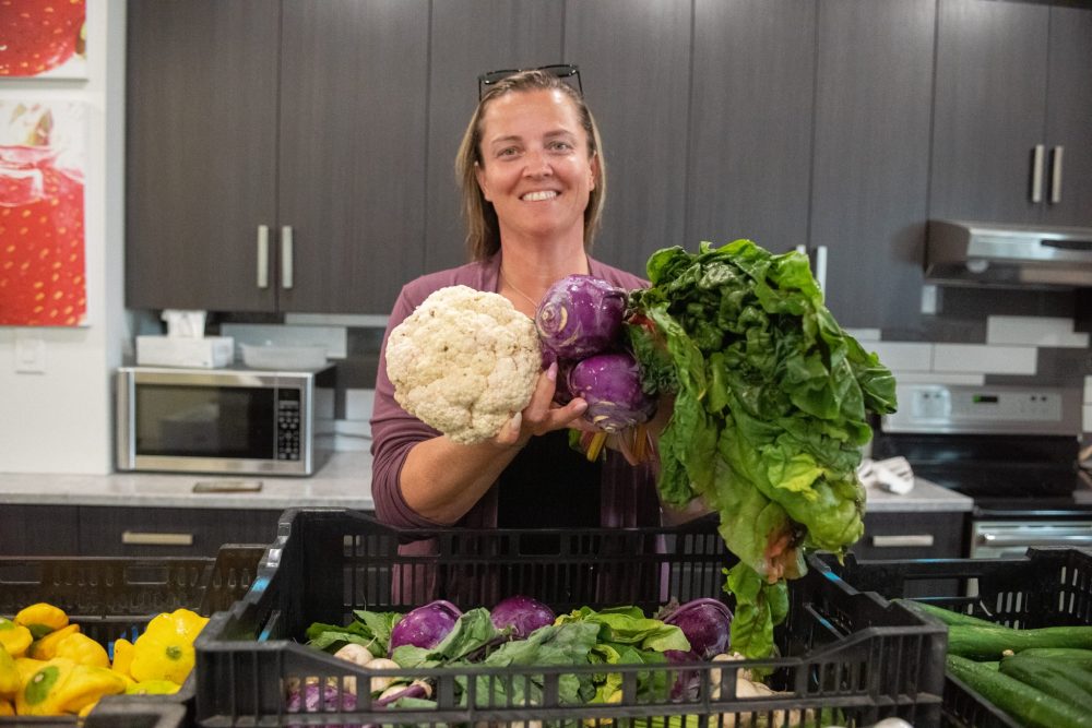 SVJETLANA MLINAREVIC THE CARILLON
Steinbach Family Resource Centre executive director Jo-Anne Dalton holds fresh produce that was picked up on the morning of Aug. 5, 2025, from Priairie Wild. SFRC hands out the produce to families that are using its programming.
