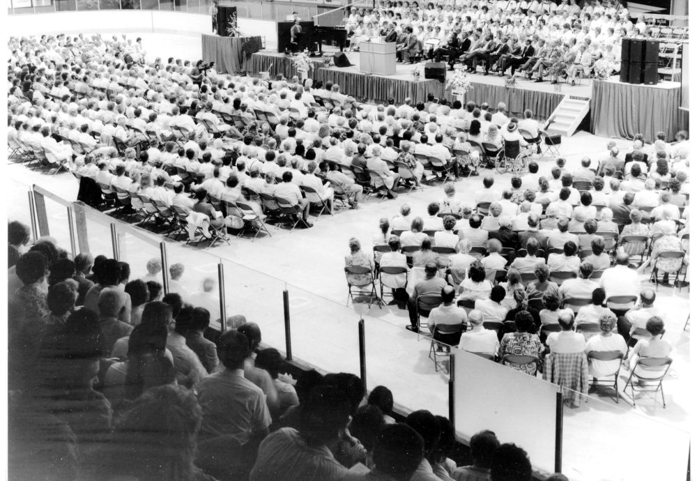 CARILLON ARCHIVES
An estimated 1,700 people attended the opening night of a week-long Barry Moore crusade at the Steinbach Arena in 1988.