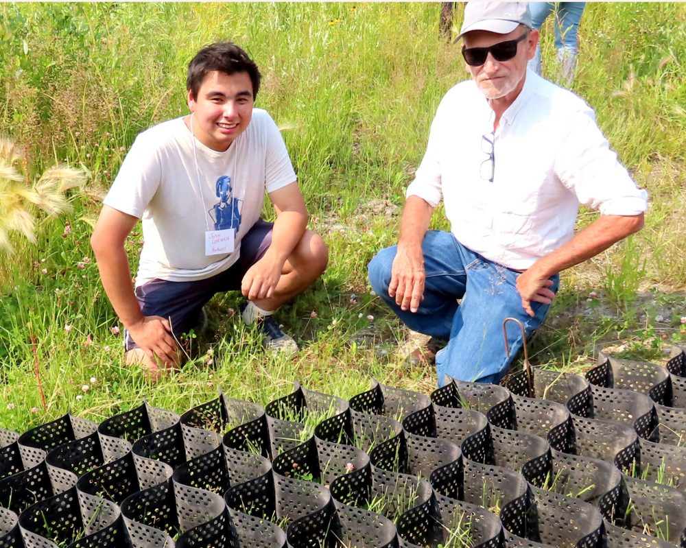 WES KEATING THE CARILLON
Josh and Royden Loewen get a close look at a sample of the Geocel material that went into the construction of a low-level crossing at the Loewens’ Pansy area farm.