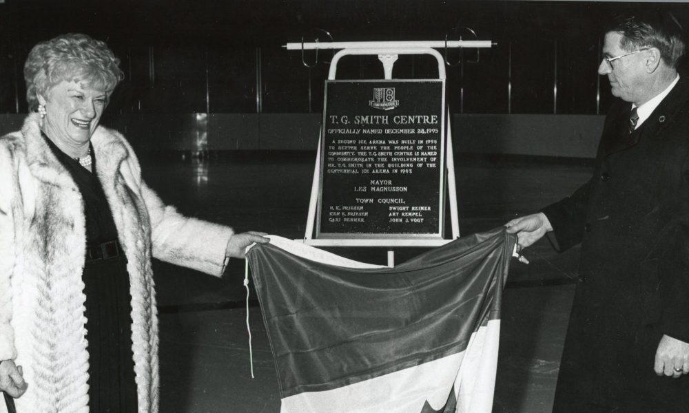 THE CARILLON ARCHIVES
With the opening of the second arena in 1995, Betty Smith-Egan and Steinbach Mayor Les Magnusson unveil a plaque naming the arena complex the T.G. Smith Centre, honouring the man most responsible for the construction of Steinbach’s first arena.