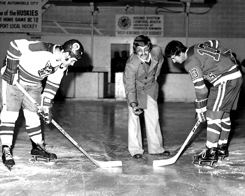 THE CARILLON ARCHIVES
Steinbach Coun. Bob Smith drops the puck at the Steinbach Huskies home-opener in the newly expanded Steinbach Centennial Arena in 1974.