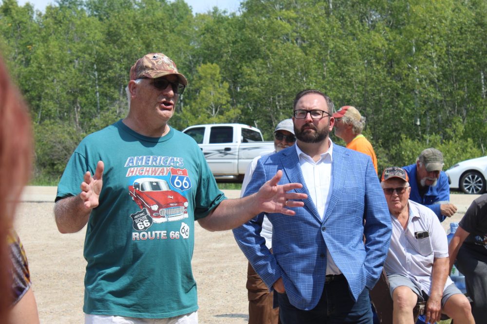 MATTHEW FRANK THE CARILLON
Mark Bernard, Ward 4 councillor for the RM of Piney, speaks to residents at the Piney water fill station.