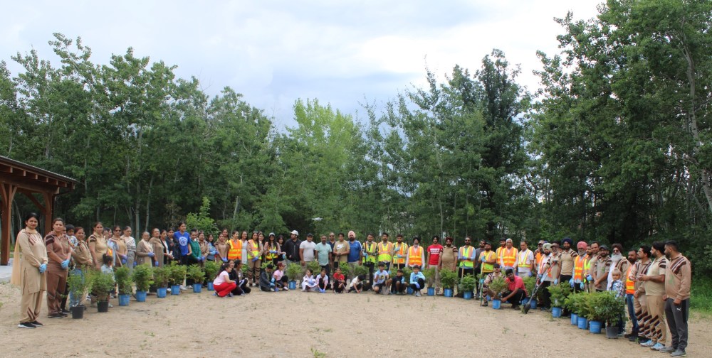 GREG VANDERMEULEN THE CARILLON
Members of Green-S, a Winnipeg based group pose after planting more than 200 trees and shrubs in St Malo.