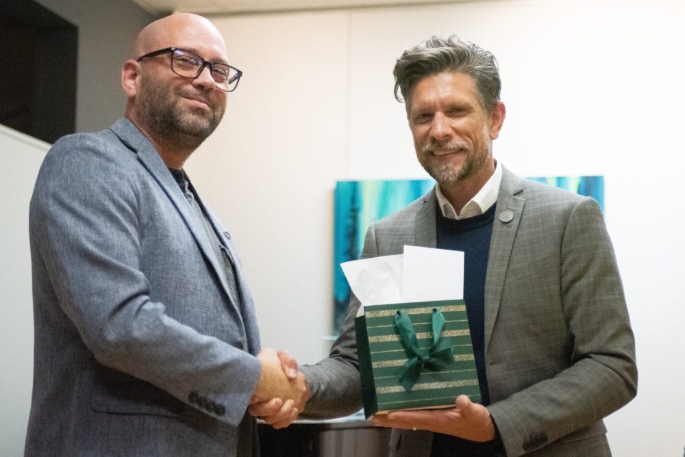 SVJETLANA MLINAREVIC THE CARILLON
Steinbach Arts Council executive director David Klassen hands Chris Winkler a gift as he awarded him the Member of the Year Award during the organization’s annual general meeting on Sept. 10 at the Steinbach Cultural Arts Centre.