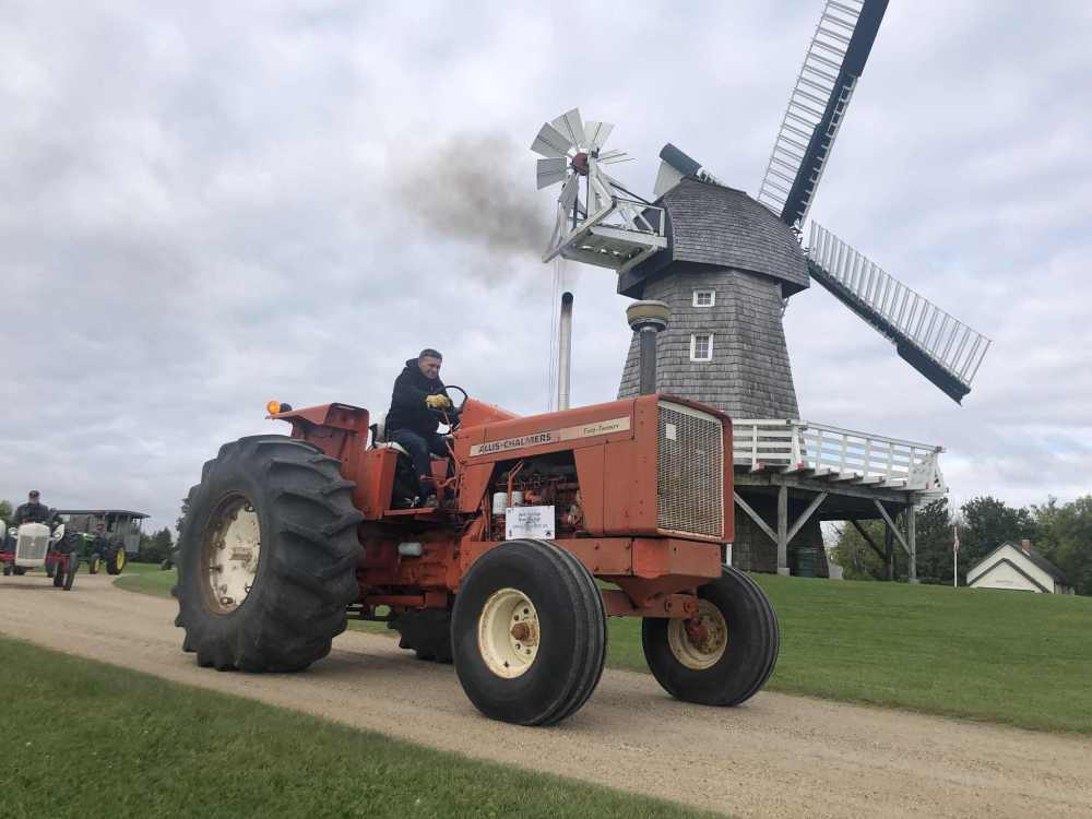 GREG VANDERMEULEN THE CARILLON
Ray Unger boosts the throttle on his 1969 Allis Chalmers 220.