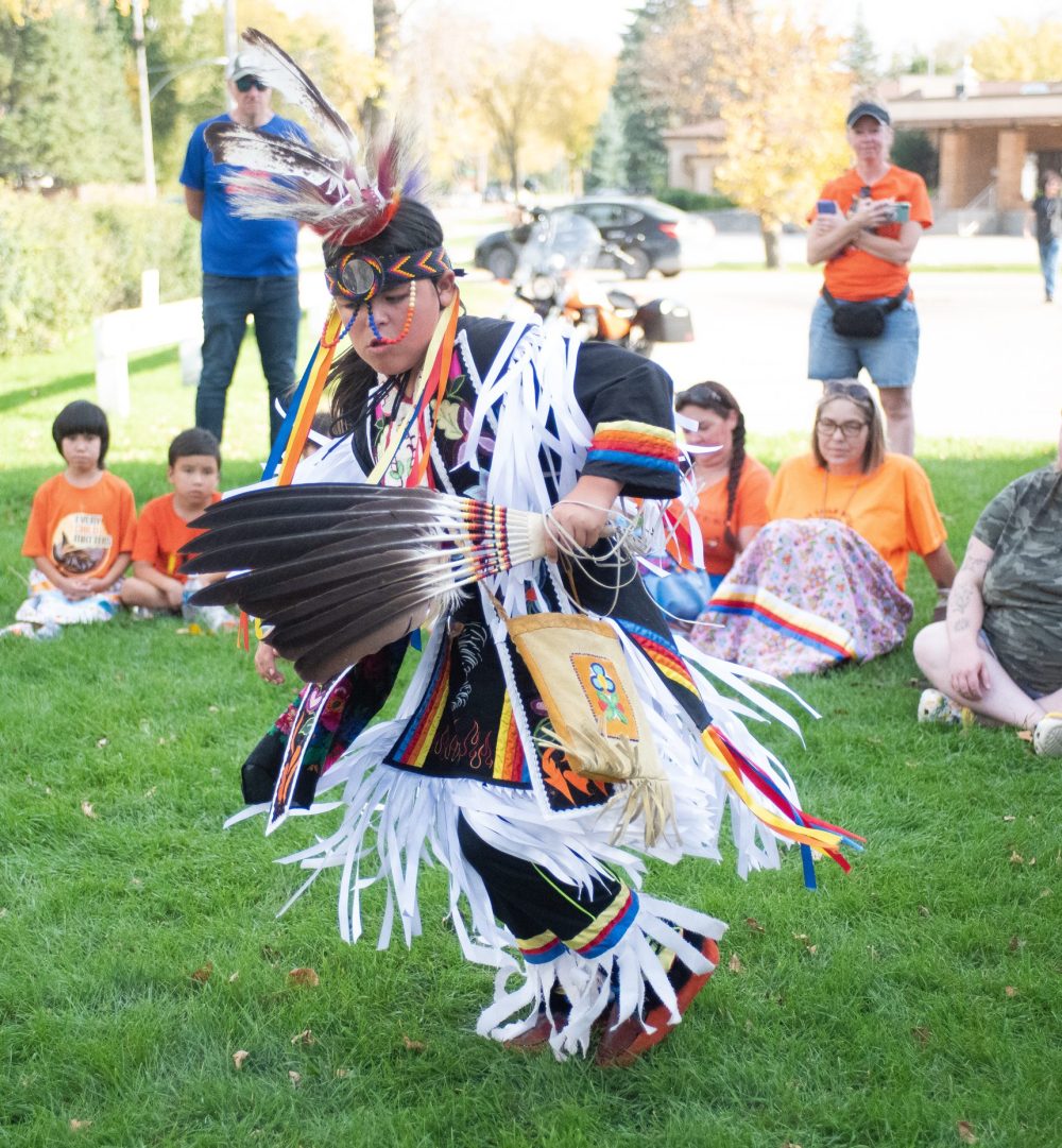 SVJETLANA MLINAREVIC THE CARILLON
Mino Odewin held its Orange Shirt Day Walk on Sept. 30. It’s walk ended at the Steinbach Arts Centre where Cross Lake grass dancer Theo Osborne danced two traditional dances. The purpose of a grass dancer is to bless and prepare the powwow grounds before the grand entry.