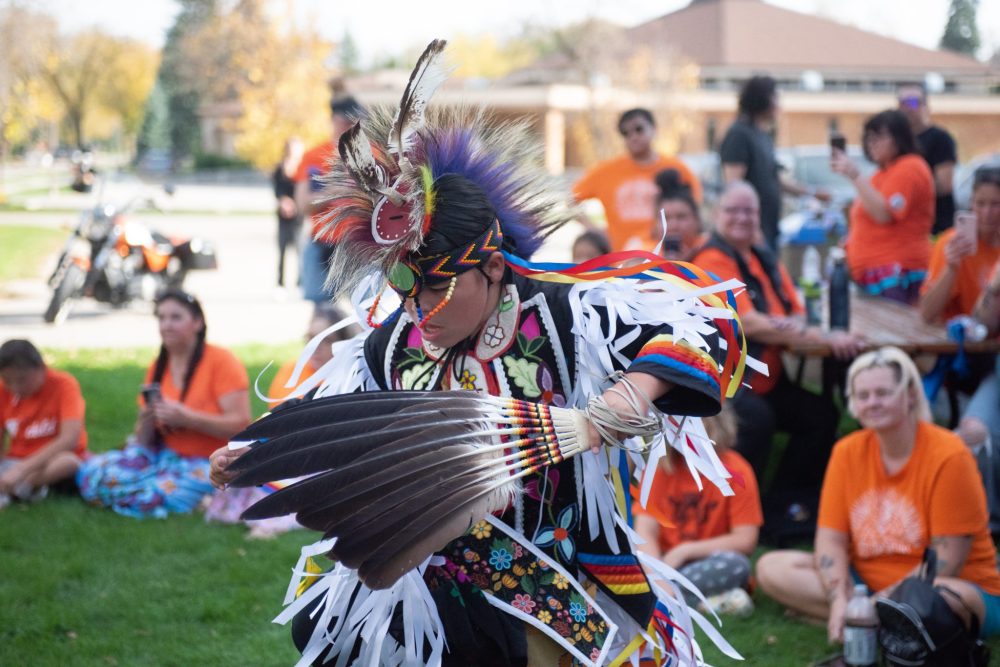 SVJETLANA MLINAREVIC THE CARILLON
Mino Odewin held its Orange Shirt Day Walk on Sept. 30. It’s walk ended at the Steinbach Arts Centre where Cross Lake grass dancer Theo Osborne danced two traditional dances. The purpose of a grass dancer is to bless and prepare the powwow grounds before the grand entry.