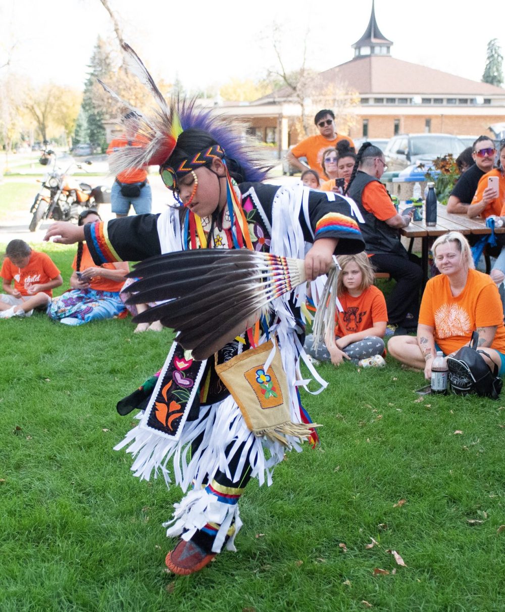 SVJETLANA MLINAREVIC THE CARILLON
Mino Odewin held its Orange Shirt Day Walk on Sept. 30. It’s walk ended at the Steinbach Arts Centre where Cross Lake grass dancer Theo Osborne danced two traditional dances. The purpose of a grass dancer is to bless and prepare the powwow grounds before the grand entry.