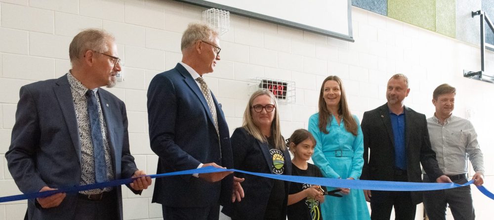 SVJETLANA MLINAREVIC THE CARILLON
Parkhill School held its grand opening on Sept. 25, 2025 and cuttig the ribbon were City of Steinbach Mayor Earl Funk, Hanover School Division supeintendent Joe Thiessen, Parkhill School principal Kim Koop, student Maria, Minister of Education and Childhood Learning Tracy Schmidt, Trevor Thiessen director of facilities, and Hanover trustee chair Dallas Wiebe. The school opened on Sept. 4 but held its grand opening on Sept. 25, 2025.