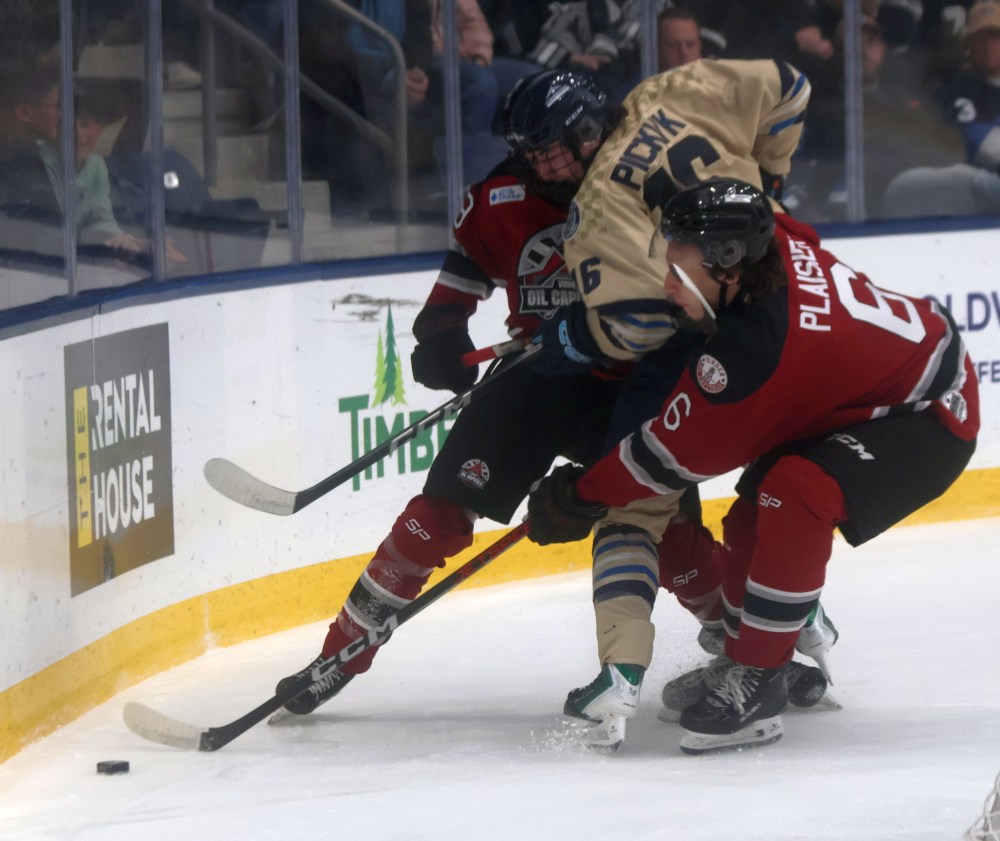 Steinbach defeated Virden 5-2 in MJHL action Oct. 18 at the Southeast Event Centre. (Cassidy Dankochik The Carillon)