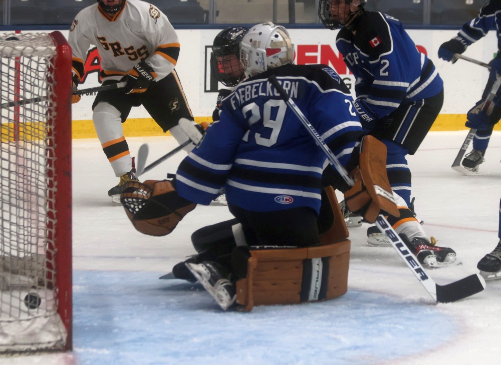 SRSS beat Oak Park in Winnipeg High School Hockey League action in Steinbach Oct. 15. (Cassidy Dankochik The Carillon)