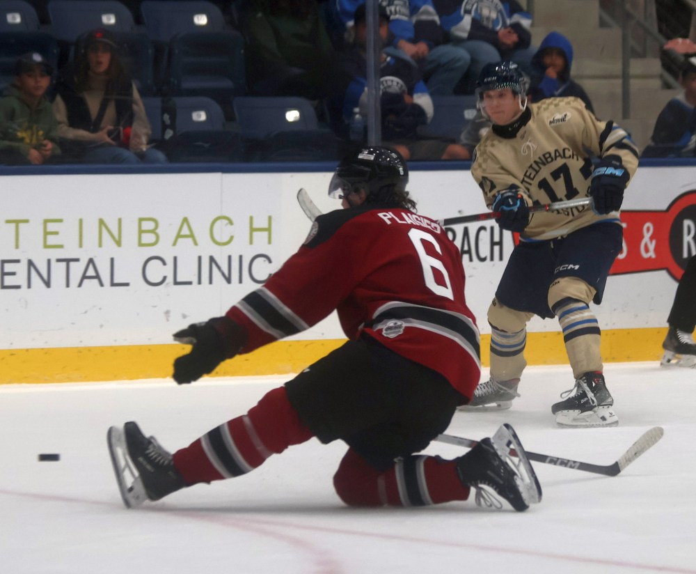 Steinbach defeated Virden 5-2 in MJHL action Oct. 18 at the Southeast Event Centre. (Cassidy Dankochik The Carillon)