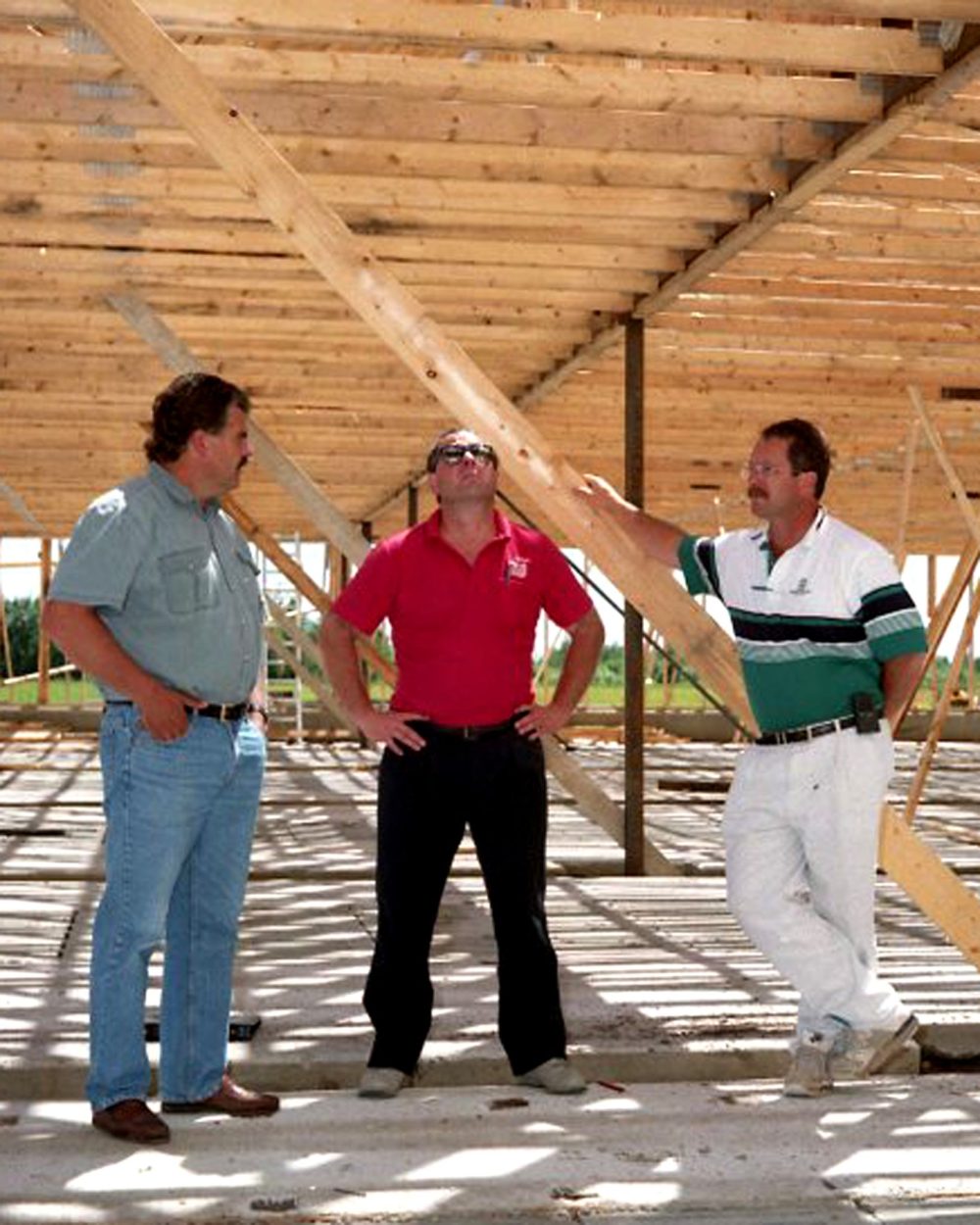 CARILLON ARCHIVES
Don Janzen and Roger and Curt Loewen have a roof over their heads as the final rafters are being lifted into place by a crane at the first of two Tritek hog barns is nearing completion in the La Broquerie area.