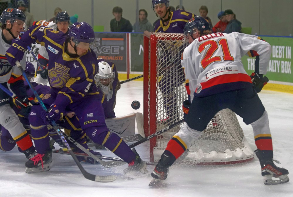 Niverville beat the Winnipeg Monarchs 3-2 Oct. 15. (Cassidy Dankochik The Carillon)