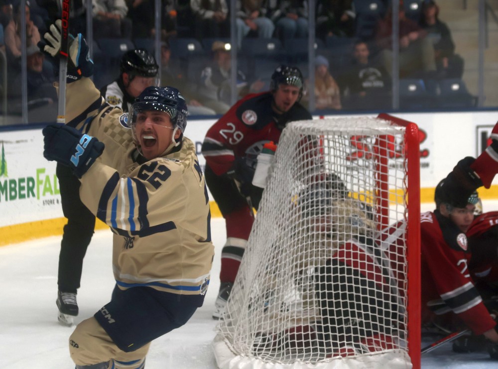 Steinbach defeated Virden 5-2 in MJHL action Oct. 18 at the Southeast Event Centre. (Cassidy Dankochik The Carillon)