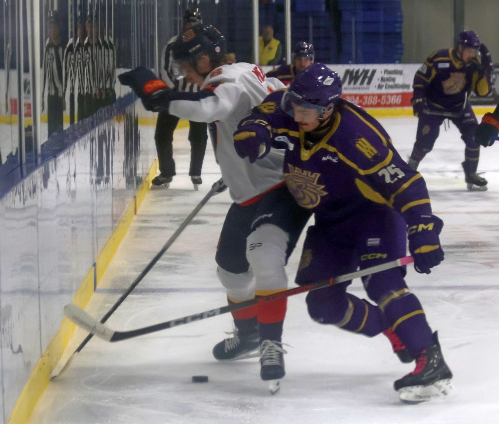 Niverville beat the Winnipeg Monarchs 3-2 Oct. 15. (Cassidy Dankochik The Carillon)