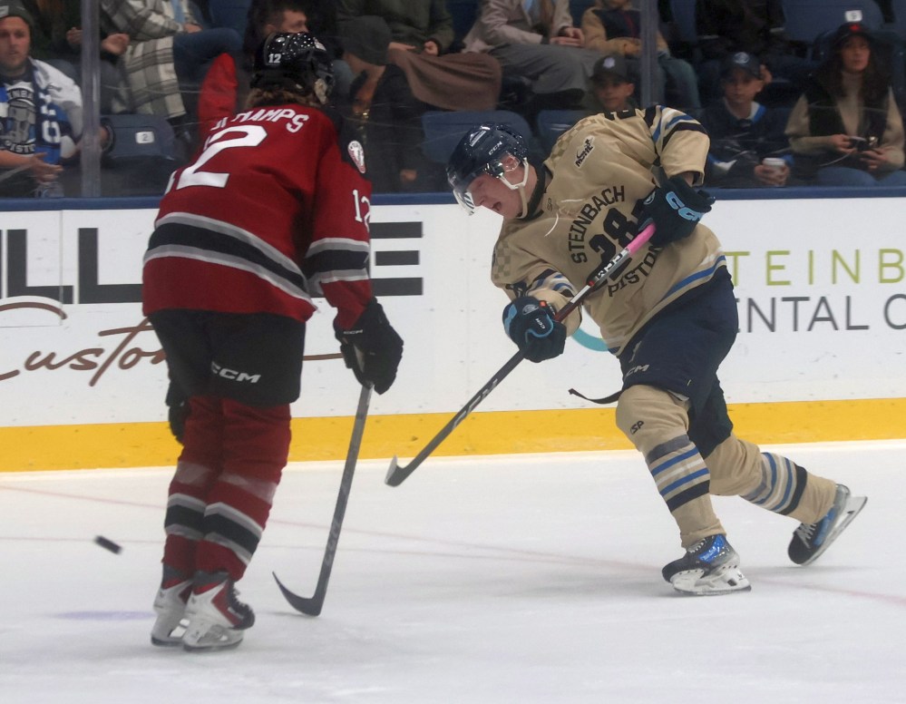 Steinbach defeated Virden 5-2 in MJHL action Oct. 18 at the Southeast Event Centre. (Cassidy Dankochik The Carillon)
