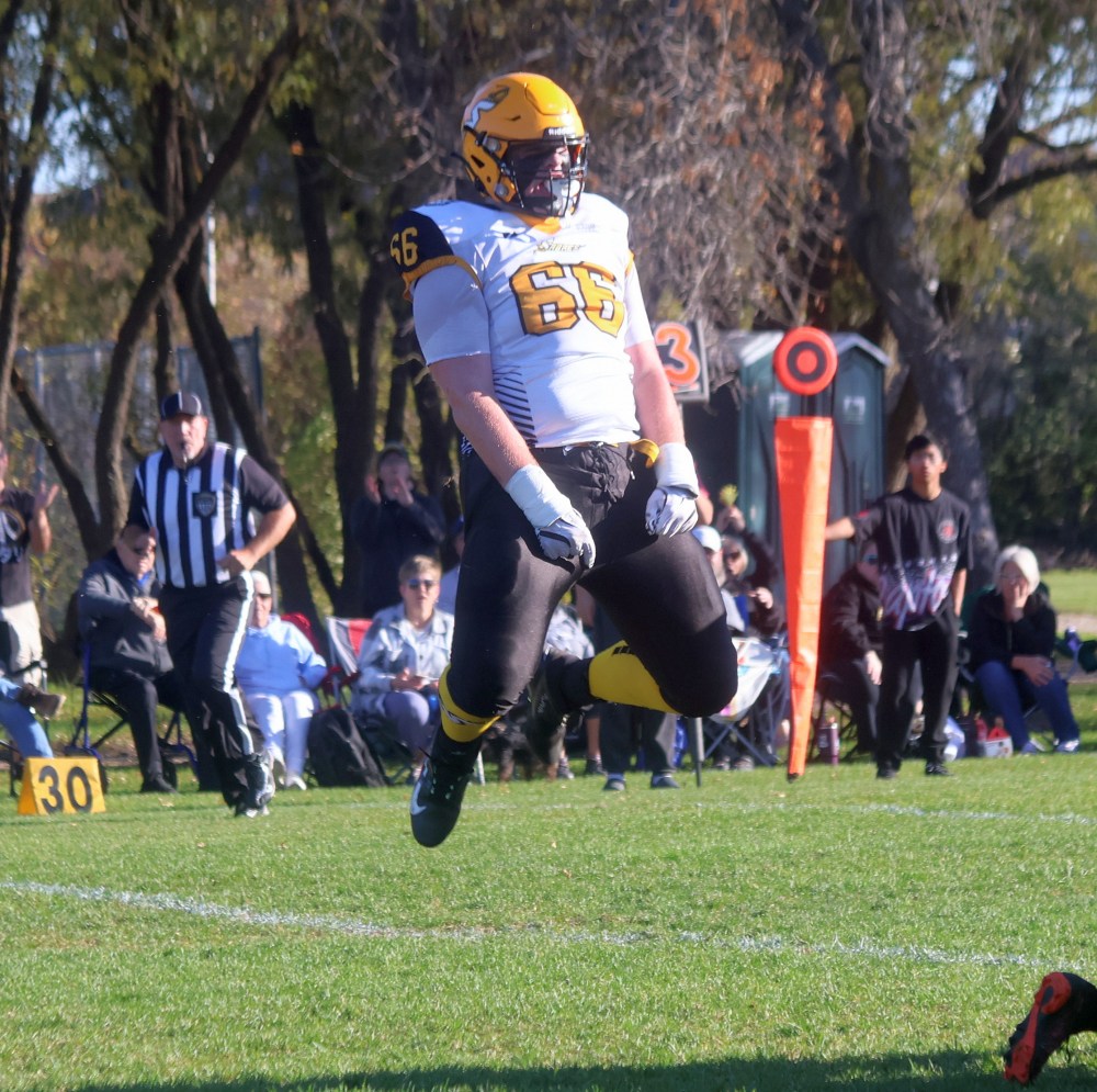 Ryder Wallace had a great statline for SRSS in their loss to Vincent Massey. The University of Manitoba offensive line commit had big blocks, a rush for 16 yards, adding a pass knockdown and a couple tackles while playing on defense. (Cassidy Dankochik The Carillon)