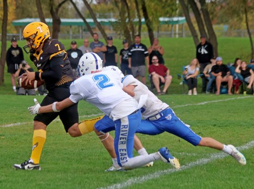 SRSS Sabres quarterback Angelo Stoyanov picked up three rushing touchdowns in his team's 29-20 loss to Vincent Massey in the Winnipeg High School Football League quarterfinals. (Cassidy Dankochik Carillon Archives)