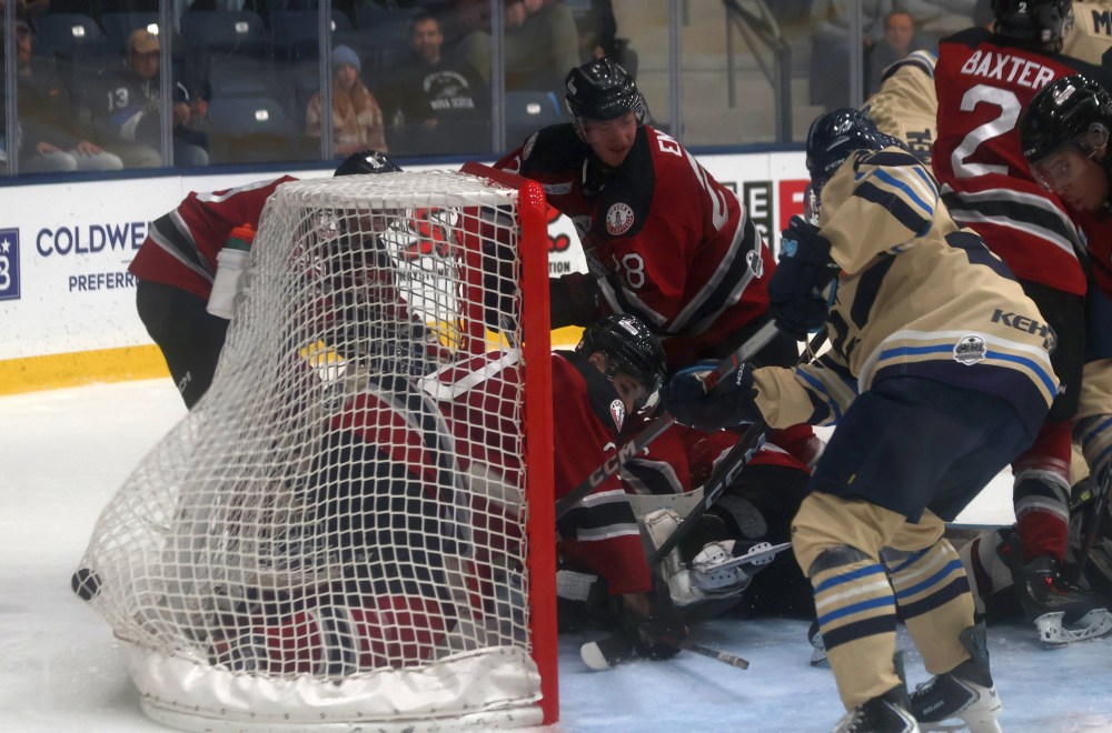 Steinbach defeated Virden 5-2 in MJHL action Oct. 18 at the Southeast Event Centre. (Cassidy Dankochik The Carillon)