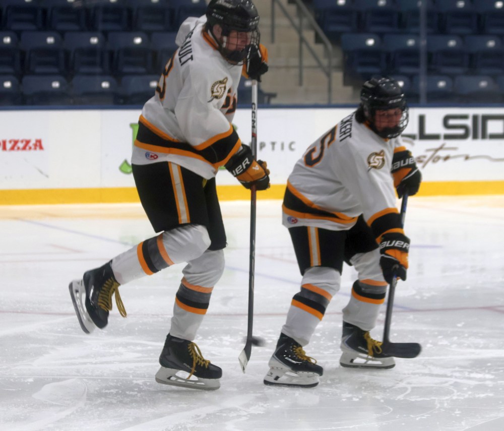 SRSS beat Oak Park in Winnipeg High School Hockey League action in Steinbach Oct. 15. (Cassidy Dankochik The Carillon)