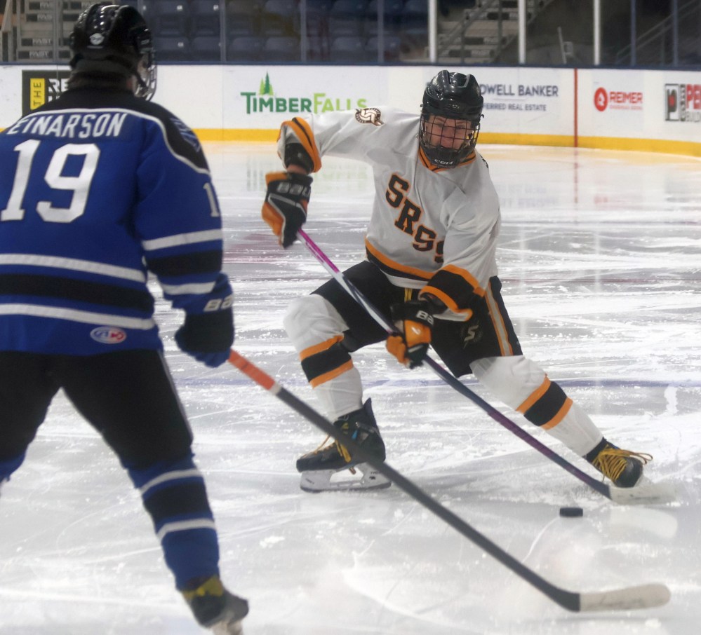 SRSS beat Oak Park in Winnipeg High School Hockey League action in Steinbach Oct. 15. (Cassidy Dankochik The Carillon)