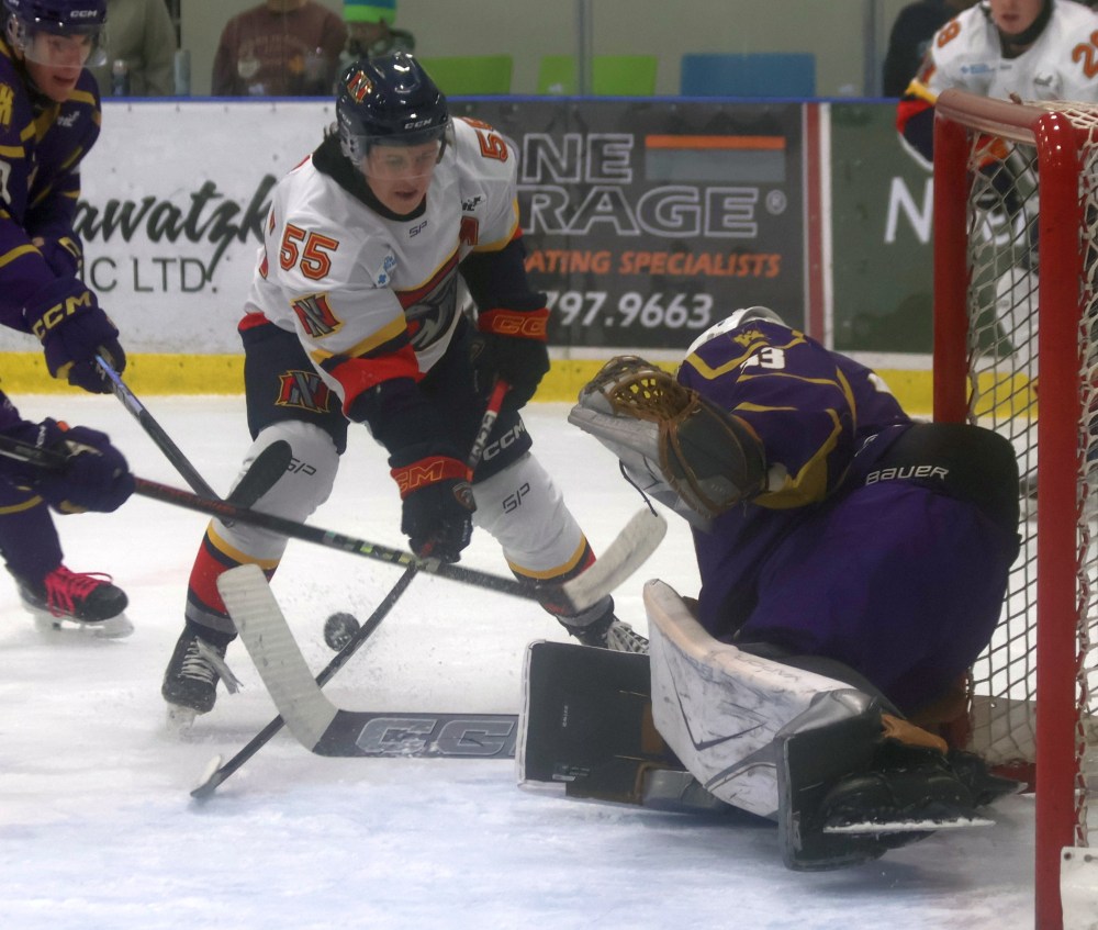 Niverville beat the Winnipeg Monarchs 3-2 Oct. 15. (Cassidy Dankochik The Carillon)