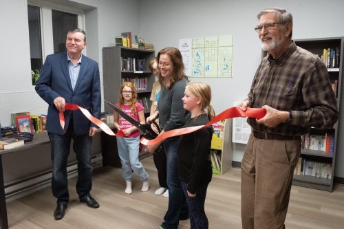 SVJETLANA MLINAREVIC THE CARILLON
Town of Niverville Mayor Myron Dyck (left) and Coun. Meghan Beasant cut the ribbon with help from local historian Ernest Braun and some little helpers when they opened the Take One, Leave One library at the Niverville Centennial Arena on Oct. 27, 2025. This is the first step in the town's journey to eventually having a permanent formal library.