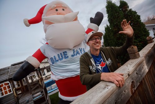JOHN WOODS / FREE PRESS
Jay Porath, who has made a big Blue Jays jersey for his 14ft Santa in his backyard, is photographed Tuesday, October 28, 2025. Porath has made jerseys for the Blue Bombers and the Jets in the past but thought heÕd make one for the Blue Jays World Series run.

Reporter: scott