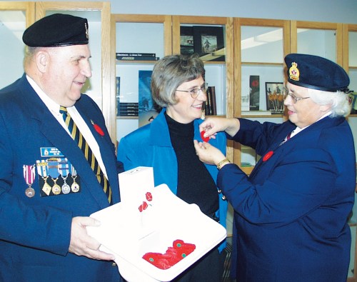 CARILLON ARCHIVES
Royal Canadian Legion president Keith Duncan and Auxiliary president Jean Borkowsky pin a poppy on Mary Wersch, Steinbach and Area United Appeal coordinator. Wersch helped launch the annual Poppy Day campaign, while the Steinbach Legion assisted her organization’s 2001 fundraising efforts at the same time with a $1,500 donation.