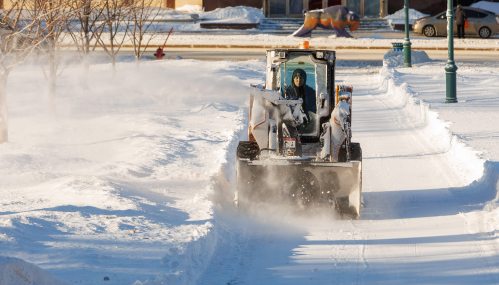 MIKE DEAL / FREE PRESS
A ground maintenance crew member clears walkways at the Manitoba Legislative Building as morning temperatures hovered around -27C.
standup
260119 - Monday, January 19, 2026.