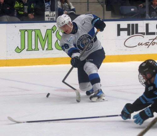 The Steinbach Pistons defeated the Winnipeg Blues 6-3 on New Year's Eve at the SEC. (Cassidy Dankochik The Carillon)