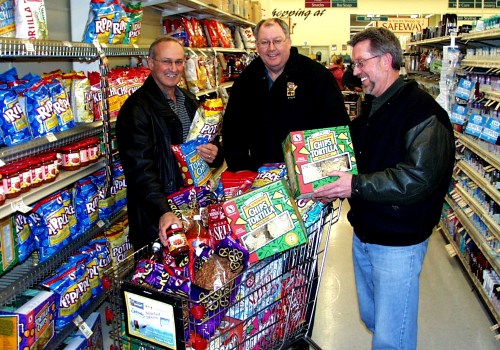Steinbach Safeway Select committee co-chairs Wayne Pauls and Doug Lintott help Manitoba Curling Association events co-ordinator Resby Coutts with a little bonspiel snack shopping at Safeway.