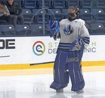 SRSS defeated College Jeanne Suave in the Winnipeg High School Hockey League quarterfinals. (Cassidy Dankochik The Carillon)