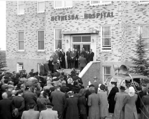 CARILLON ARCHIVES 

A crowd gathers around the steps of the Steinbach Bethesda Hospital to join hospital board chairman P.F. Barkman for dedication services of the new wing of the hospital completed in 1949.