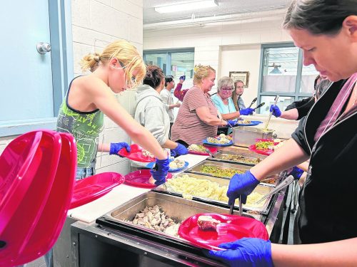 NICOLE BUFFIE WINNIPEG FREE PRESS ARCHIVES 

Volunteers serve up a Thanksgiving meal at the Union Gospel Mission in 2025. The church is coming to the New Bothwell area for its spring supper. They held a sold out supper last year at the Mennonite Heritage Village near Steinbach and hope more people will attend this free annual event. While not a fundraiser, organizers will accept donations, prayers, or volunteers for its Winnipeg locations.
