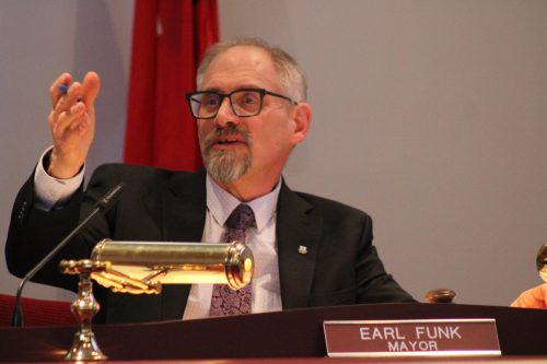 GREG VANDERMEULEN CARILLON ARCHIVES 

Steinbach Mayor Earl Funk praises relationship with SCO, but says it’s not healthy with The Inn.